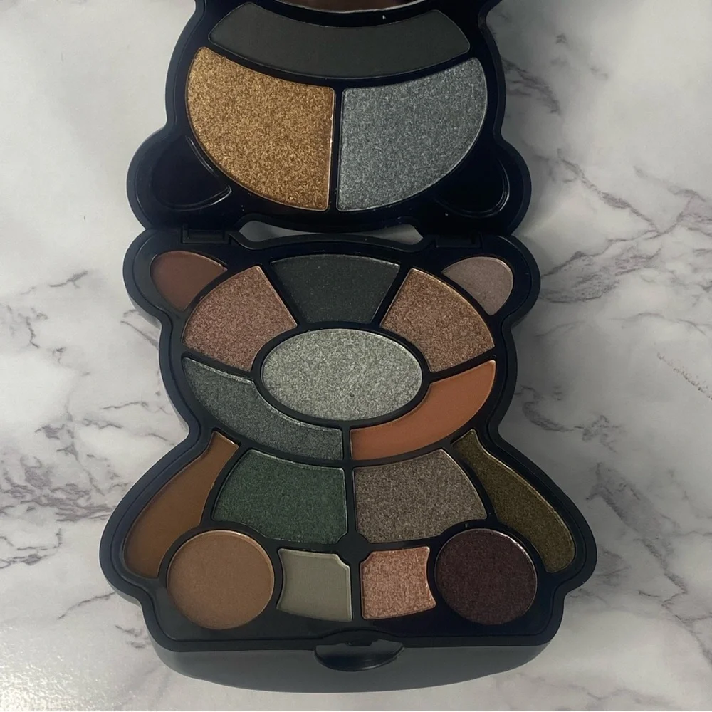I Heart Revolution Teddy‎ Bear Eyeshadow Palette Jett